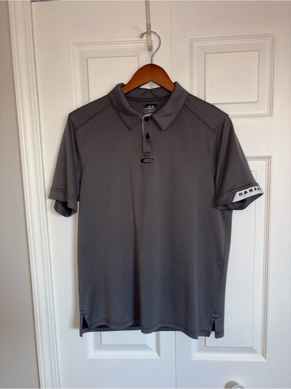 Oakley Men’s S Golf Polo Shirt Regular Fit Silver/Black Center Logo Activewear